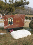 和记娱乐集团是如作甚著名演员李媛媛打造名人艺术墓碑的？